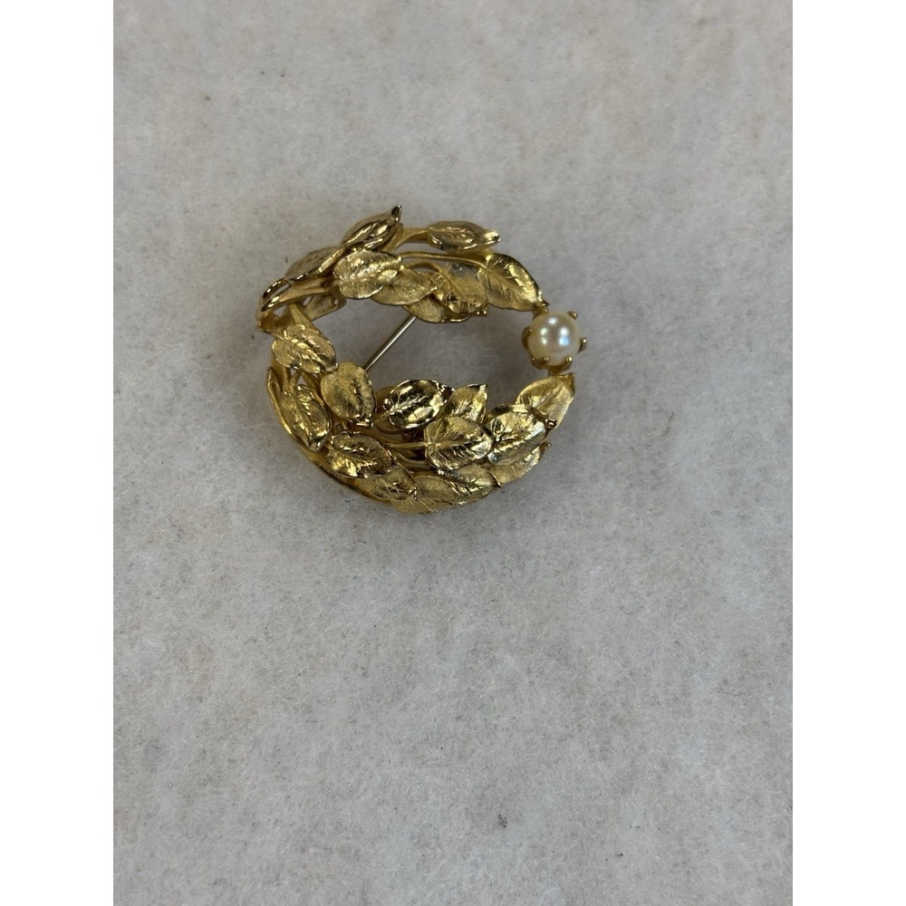 Vintage Gold Tone Leaves Faux Pearl Wreath Brooch Glam Event‎ Holiday Classic